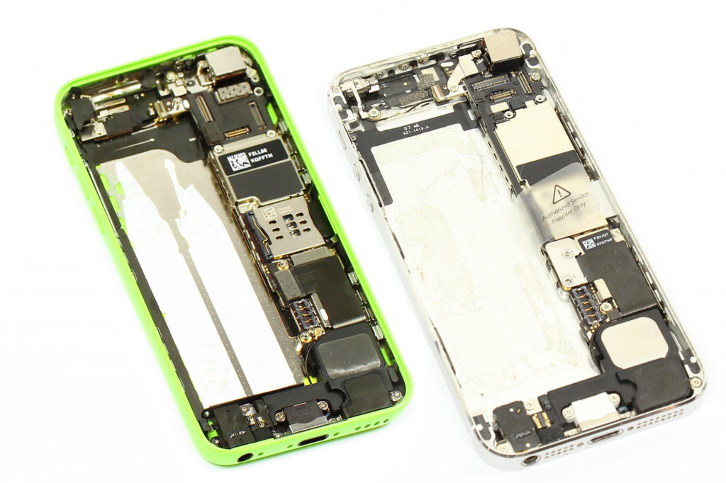 L'intérieur d'un iPhone 5C (à gauche) VS l'intérieur d'un iPhone 5 (à droite)