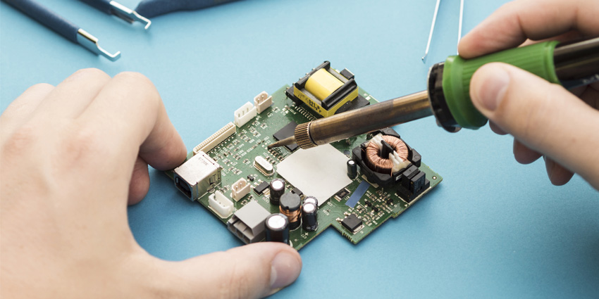Retirer la soudure antistatique sur une lentille laser neuve
