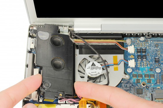 Guide photos remplacement capteur de température du radiateur principal Macbook Pro 17"  Modèles A1151, A1212, 1229 & A1261 (Etape 28 - image 1)