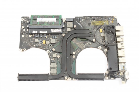 Guide photos remplacement récepteur infrarouge / support bas du disque dur MacBook Pro 15" Fin 2008 - Début 2009 (Modèle A1286 - EMC 2255) (Etape 30 - image 1)