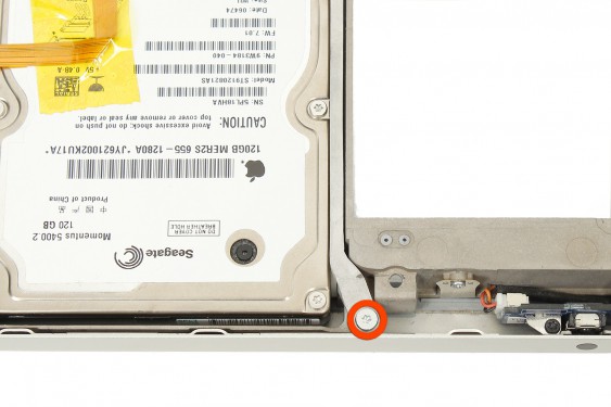 Guide photos remplacement capteur de température du radiateur principal Macbook Pro 17"  Modèles A1151, A1212, 1229 & A1261 (Etape 39 - image 1)