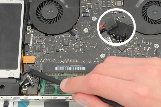 Guide photos remplacement récepteur infrarouge / support bas du disque dur MacBook Pro 15" Fin 2008 - Début 2009 (Modèle A1286 - EMC 2255) (Etape 17 - image 1)