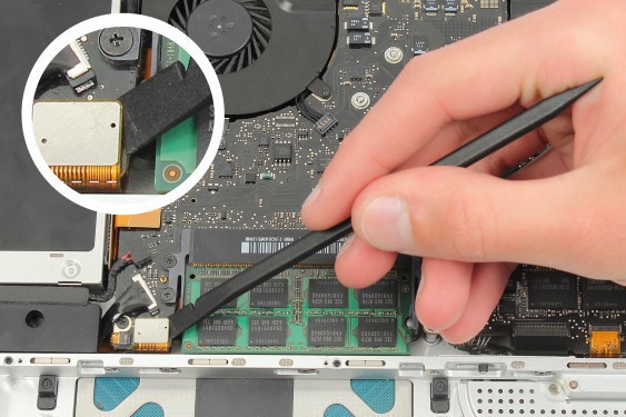 Guide photos remplacement récepteur infrarouge / support bas du disque dur MacBook Pro 15" Fin 2008 - Début 2009 (Modèle A1286 - EMC 2255) (Etape 14 - image 1)