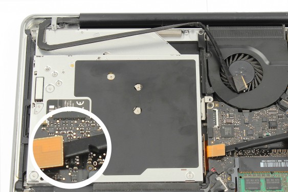 Guide photos remplacement haut-parleur droit MacBook Pro 15" Fin 2008 - Début 2009 (Modèle A1286 - EMC 2255) (Etape 13 - image 2)