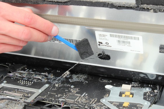 Guide photos remplacement câble de liaison de la carte wifi (carte airport) iMac 27" fin 2009 (EMC 2309 et 2374) (Etape 11 - image 3)