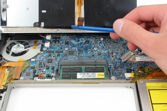 Guide photos remplacement capteur de température du radiateur principal Macbook Pro 17"  Modèles A1151, A1212, 1229 & A1261 (Etape 13 - image 4)