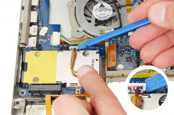 Guide photos remplacement capteur de température du radiateur principal Macbook Pro 17"  Modèles A1151, A1212, 1229 & A1261 (Etape 36 - image 2)
