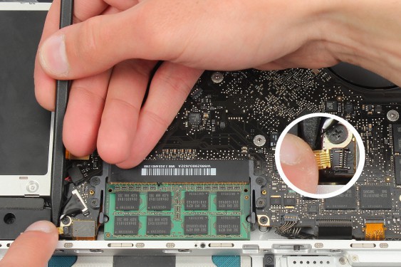 Guide photos remplacement connecteur de la batterie MacBook Pro 15" Fin 2008 - Début 2009 (Modèle A1286 - EMC 2255) (Etape 15 - image 4)