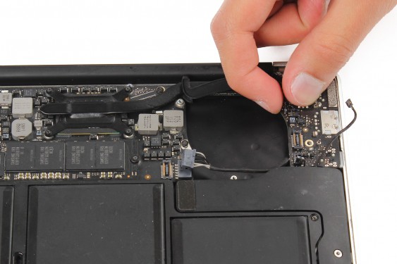 Guide photos remplacement ecran complet Macbook Air 13" mi-2011 EMC2469 (A1369) (Etape 16 - image 1)