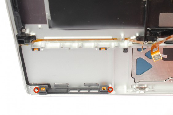 Guide photos remplacement récepteur infrarouge / support bas du disque dur MacBook Pro 15" Fin 2008 - Début 2009 (Modèle A1286 - EMC 2255) (Etape 47 - image 1)