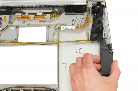 Guide photos remplacement haut-parleur droit Macbook Pro 17"  Modèles A1151, A1212, 1229 & A1261 (Etape 59 - image 1)