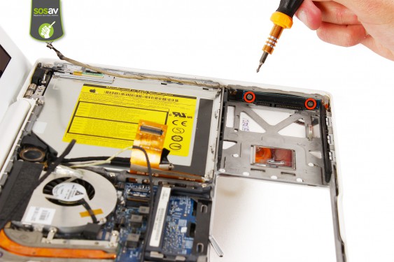Guide photos remplacement connecteur d'alimentation et de données du disque dur Macbook Core 2 Duo (A1181 / EMC2200) (Etape 14 - image 4)