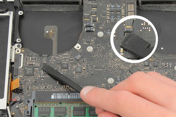 Guide photos remplacement connecteur de la batterie MacBook Pro 15" Fin 2008 - Début 2009 (Modèle A1286 - EMC 2255) (Etape 24 - image 2)
