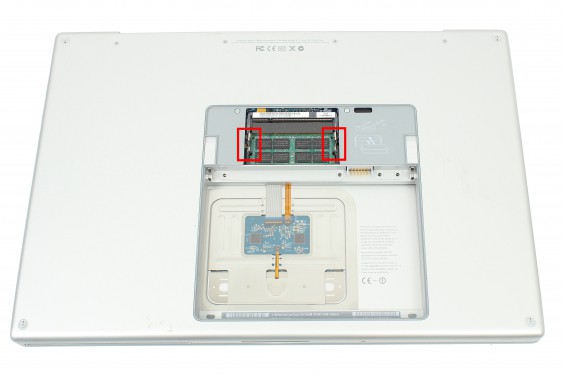 Guide photos remplacement barrettes mémoire ram Macbook Pro 17"  Modèles A1151, A1212, 1229 & A1261 (Etape 8 - image 1)