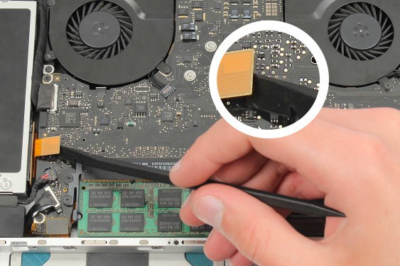 Guide photos remplacement récepteur infrarouge / support bas du disque dur MacBook Pro 15" Fin 2008 - Début 2009 (Modèle A1286 - EMC 2255) (Etape 18 - image 2)