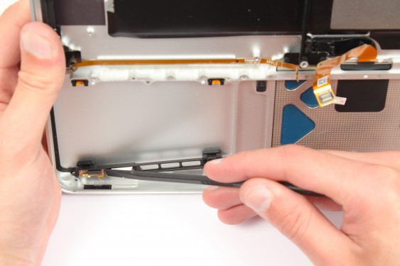Guide photos remplacement récepteur infrarouge / support bas du disque dur MacBook Pro 15" Fin 2008 - Début 2009 (Modèle A1286 - EMC 2255) (Etape 48 - image 3)