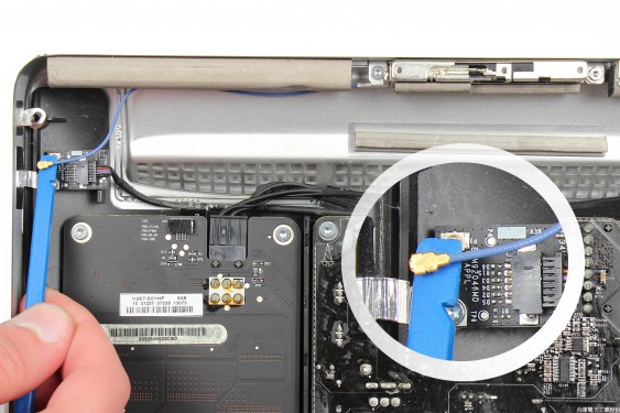 Guide photos remplacement antenne bluetooth iMac 27" fin 2009 (EMC 2309 et 2374) (Etape 16 - image 2)
