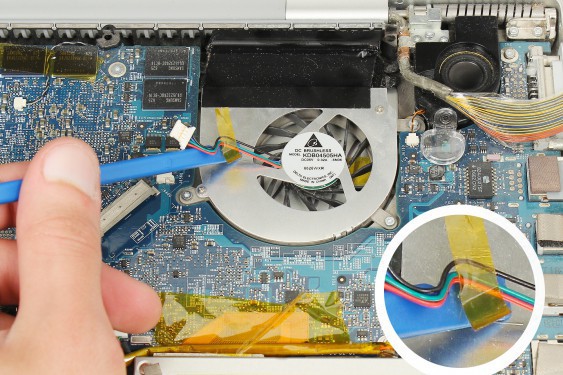 Guide photos remplacement capteur de température du châssis Macbook Pro 17"  Modèles A1151, A1212, 1229 & A1261 (Etape 18 - image 2)