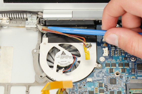 Guide photos remplacement capteur de température du radiateur principal Macbook Pro 17"  Modèles A1151, A1212, 1229 & A1261 (Etape 51 - image 2)