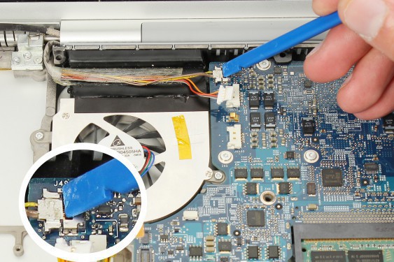 Guide photos remplacement capteur de température du radiateur principal Macbook Pro 17"  Modèles A1151, A1212, 1229 & A1261 (Etape 50 - image 3)