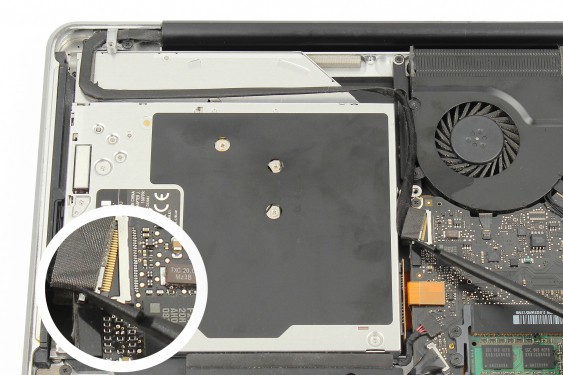 Guide photos remplacement câble de données et alimentation disque dur MacBook Pro 15" Fin 2008 - Début 2009 (Modèle A1286 - EMC 2255) (Etape 14 - image 2)