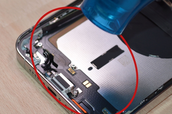 Guide photos remplacement connecteur de charge iPhone 13 Pro Max (Etape 15 - image 3)