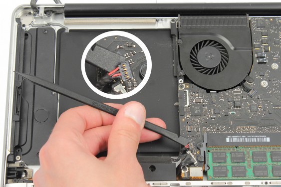 Guide photos remplacement câble de données et alimentation disque dur MacBook Pro 15" Fin 2008 - Début 2009 (Modèle A1286 - EMC 2255) (Etape 20 - image 2)