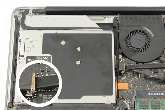 Guide photos remplacement câble de données et alimentation disque dur MacBook Pro 15" Fin 2008 - Début 2009 (Modèle A1286 - EMC 2255) (Etape 14 - image 3)