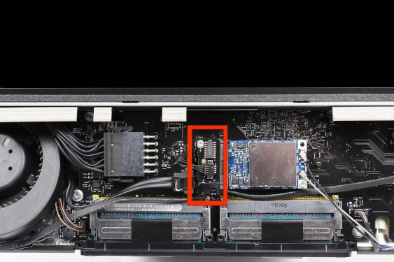 Guide photos remplacement récepteur infrarouge iMac 24" mi-2007 & début 2008 (EMC 2134 et 2211) (Etape 13 - image 1)