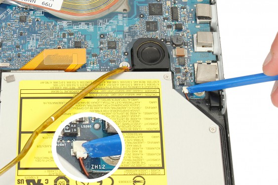 Guide photos remplacement capteur de température du radiateur principal Macbook Pro 17"  Modèles A1151, A1212, 1229 & A1261 (Etape 48 - image 1)