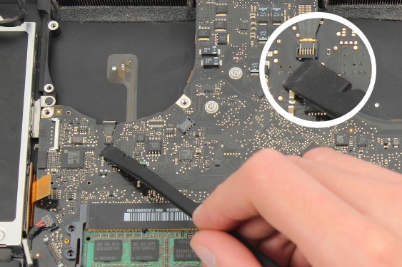 Guide photos remplacement indicateur de niveau de batterie MacBook Pro 15" Fin 2008 - Début 2009 (Modèle A1286 - EMC 2255) (Etape 24 - image 1)