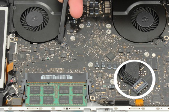 Guide photos remplacement récepteur infrarouge / support bas du disque dur MacBook Pro 15" Fin 2008 - Début 2009 (Modèle A1286 - EMC 2255) (Etape 20 - image 1)