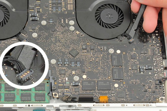 Guide photos remplacement récepteur infrarouge / support bas du disque dur MacBook Pro 15" Fin 2008 - Début 2009 (Modèle A1286 - EMC 2255) (Etape 20 - image 4)