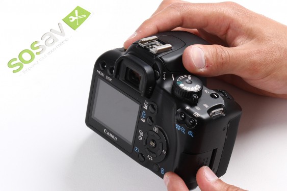 Guide photos remplacement carte sd Canon EOS 1000D / Rebel XS / Kiss F (Etape 2 - image 3)