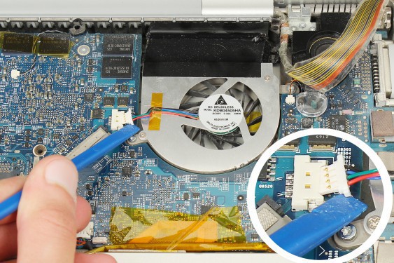 Guide photos remplacement capteur de température du radiateur principal Macbook Pro 17"  Modèles A1151, A1212, 1229 & A1261 (Etape 17 - image 2)