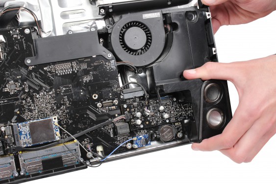 Guide photos remplacement haut-parleur droit iMac 24" mi-2007 & début 2008 (EMC 2134 et 2211) (Etape 23 - image 2)