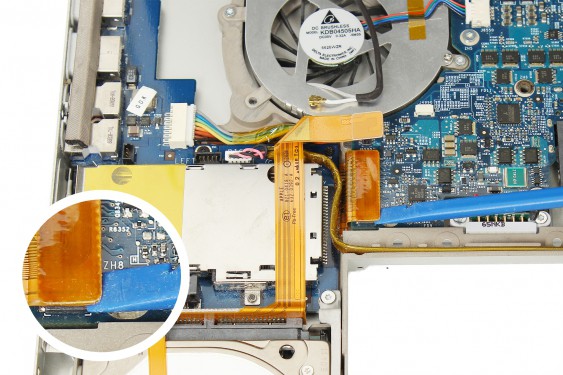 Guide photos remplacement capteur de température du radiateur principal Macbook Pro 17"  Modèles A1151, A1212, 1229 & A1261 (Etape 35 - image 1)