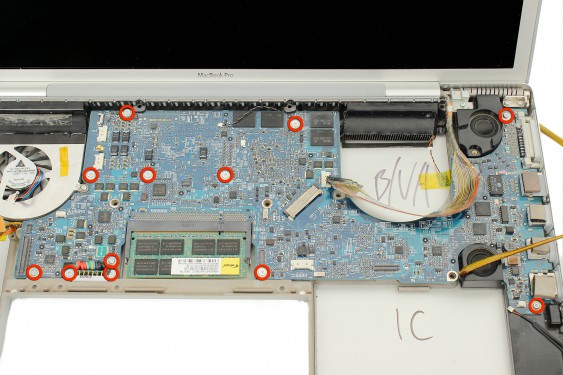 Guide photos remplacement capteur de température du radiateur principal Macbook Pro 17"  Modèles A1151, A1212, 1229 & A1261 (Etape 56 - image 1)