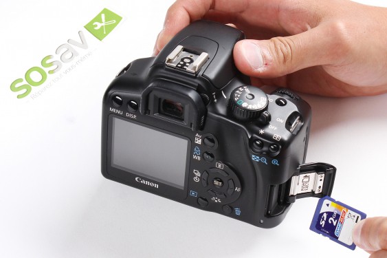 Guide photos remplacement carte sd Canon EOS 1000D / Rebel XS / Kiss F (Etape 3 - image 4)