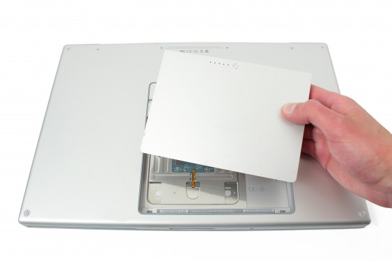 Guide photos remplacement capteur de température du radiateur principal Macbook Pro 17"  Modèles A1151, A1212, 1229 & A1261 (Etape 3 - image 3)