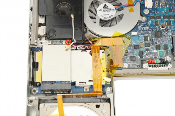 Guide photos remplacement capteur de température du radiateur principal Macbook Pro 17"  Modèles A1151, A1212, 1229 & A1261 (Etape 24 - image 1)