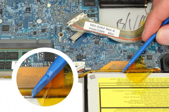 Guide photos remplacement capteur de température du radiateur principal Macbook Pro 17"  Modèles A1151, A1212, 1229 & A1261 (Etape 45 - image 2)
