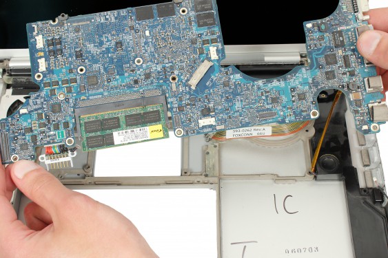 Guide photos remplacement capteur de température du radiateur principal Macbook Pro 17"  Modèles A1151, A1212, 1229 & A1261 (Etape 57 - image 3)