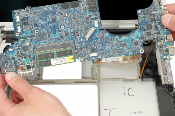 Guide photos remplacement haut-parleur droit Macbook Pro 17"  Modèles A1151, A1212, 1229 & A1261 (Etape 57 - image 3)