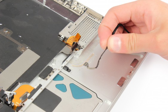 Guide photos remplacement indicateur de niveau de batterie MacBook Pro 15" Fin 2008 - Début 2009 (Modèle A1286 - EMC 2255) (Etape 41 - image 3)