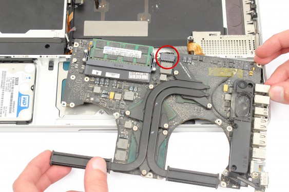 Guide photos remplacement indicateur de niveau de batterie MacBook Pro 15" Fin 2008 - Début 2009 (Modèle A1286 - EMC 2255) (Etape 29 - image 1)