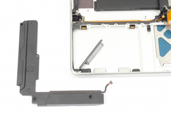 Guide photos remplacement récepteur infrarouge / support bas du disque dur MacBook Pro 15" Fin 2008 - Début 2009 (Modèle A1286 - EMC 2255) (Etape 44 - image 1)