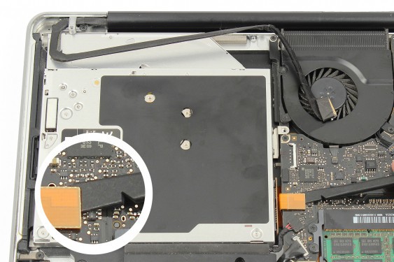 Guide photos remplacement haut-parleur droit MacBook Pro 15" Fin 2008 - Début 2009 (Modèle A1286 - EMC 2255) (Etape 13 - image 1)