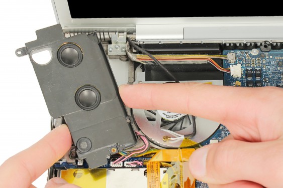 Guide photos remplacement ventilateur gauche Macbook Pro 17"  Modèles A1151, A1212, 1229 & A1261 (Etape 24 - image 2)