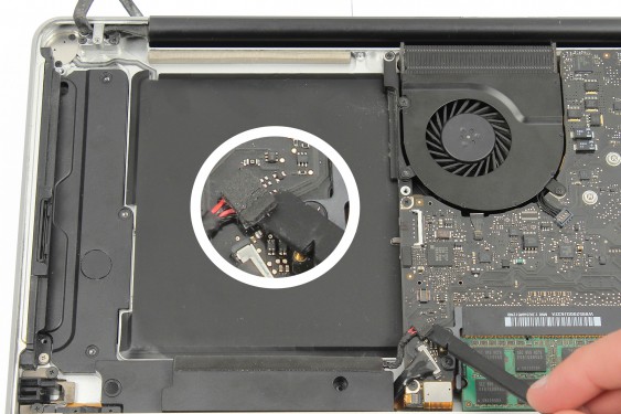 Guide photos remplacement câble de données et alimentation disque dur MacBook Pro 15" Fin 2008 - Début 2009 (Modèle A1286 - EMC 2255) (Etape 19 - image 1)